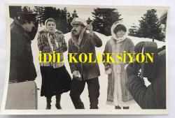 TEKİN AKMANSOY'UN ORİJİNAL FOTOĞRAFI - 18 x  12 cm EBADINDA - TEKİN AKMANSOY, KAYNANALAR DİZİSİ ÇEKİMLERİNDE DEFNE YALNIZ İLE AYNI KAREDE