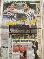 SABAH GAZETESİ DOĞUM GÜNÜ HEDİYESİ - 25 EKİM 2009 - TAM TAKIM 40 SAYFADIR - Türkiye derbiyi kilitlendi-eve dönüşe ara verildi-Recep Tayyip Erdoğan-Emine Erdoğan-uslanmayan nakilci Dr. Yusuf Sönmez-Mehmet barlas-A gribinde ilk ölüm Ankara’da-İsrailli model Rafaeli-hande Ataizi-Eda taşpınar-Necip Uysal-Nihat Kahveci-Rıza Çalımbay-Yıldırım Demirören-Ömer Üründül-Fatih Doğan-Beşiktaş Eskişehir engelini açtı-Ali gültiken-Mustafa Denizli-Mustafa Denizli’ye taciz-Bursa’nın zirve yürüyüşü-Sok-Ferrari-İbrahim Üzülmez-Rüştü reçber-forvete Kazım-Dani Güiza-Elano’lu start-Aziz Yıldırım-Mehmet helvacı-Adnan Polat-İstanbul derbisi-gürcan bilgiç-Levent Tüzemen-Rijkaard-Daum-Beşiktaş cola Turka-Felipe Scolari-Ludovic Giuly-Grampus eight-Real Madrid’in son gözdesi Gerard-Trabzonspor’da Tayfun Cora-Arkasspor-Hidayet Türkoğlu’nun ayağı burkuldu-Ayşe Özyılmazel-Donald Trump‘ın kızı Ivanka-30 milyon $’a düğün -ag gribi Türkiye’de ilk kez can aldı-fuhuştan vazgeçti yaktılar-Savaş Ay-Oktay Kaynarca-Şener Şen