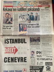 SABAH GAZETESİ DOĞUM GÜNÜ HEDİYESİ - 21 OCAK 1993 - TAM TAKIM 22 SAYFADIR -Safa Giray-Cengiz Altınkaya-Saddam-Bush-Hasan Cemal-Salih Memecan-Sait Sökmen-Sabancı-Gordon Milne-Rıza-Recep Şeker-Rıdvan-Aygün Özipk-Hakan-Münevver Özipk-Süleyman Rodop-Faruk Süren-Ferhan Meleke-Trabzonspor-Yılmaz-İskender Günen-Milne-Vugrinec-Campbell-Alagas-Löw-Erzik-Fatih Terim-Zeynel Güngör-Cem Uzan-Ümit-Yıldırım-Zeynel Güngör-Melek Şimşek-Özlem Çur-Güngör Mengi  İki eski bakan Yüce Divan’da-Saddam pes etti-Gazeteler bayramda çıkacak-Dans hocasıyla yarıştı-Hürriyet’in sigorta palavrası-Mafya’nın gelini Aktüel’e konuştu-Bush evine taşınma kredisi aldı-Tarihle barış-Sabancı’nın dans şovu-Beşiktaş’tan umut kesilmez-Rıdvan 6 hafta oynayamayacak-Rıza’dan son ültimatom-Galatasaray’da forma savaşı-Trabzon “3” diyor-Efes’in önünde bir engel kaldı-Kekava’nın katilleri yakalandı-Türk genci için İtalya’da yas-5 yıl hapis ve 346 milyar ceza yediler-İstanbullular zehir soluyor-Kirlilik İzmir’i de tehdit ediyor-Erzincan