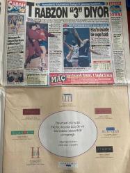 SABAH GAZETESİ DOĞUM GÜNÜ HEDİYESİ - 21 OCAK 1993 - TAM TAKIM 22 SAYFADIR -Safa Giray-Cengiz Altınkaya-Saddam-Bush-Hasan Cemal-Salih Memecan-Sait Sökmen-Sabancı-Gordon Milne-Rıza-Recep Şeker-Rıdvan-Aygün Özipk-Hakan-Münevver Özipk-Süleyman Rodop-Faruk Süren-Ferhan Meleke-Trabzonspor-Yılmaz-İskender Günen-Milne-Vugrinec-Campbell-Alagas-Löw-Erzik-Fatih Terim-Zeynel Güngör-Cem Uzan-Ümit-Yıldırım-Zeynel Güngör-Melek Şimşek-Özlem Çur-Güngör Mengi  İki eski bakan Yüce Divan’da-Saddam pes etti-Gazeteler bayramda çıkacak-Dans hocasıyla yarıştı-Hürriyet’in sigorta palavrası-Mafya’nın gelini Aktüel’e konuştu-Bush evine taşınma kredisi aldı-Tarihle barış-Sabancı’nın dans şovu-Beşiktaş’tan umut kesilmez-Rıdvan 6 hafta oynayamayacak-Rıza’dan son ültimatom-Galatasaray’da forma savaşı-Trabzon “3” diyor-Efes’in önünde bir engel kaldı-Kekava’nın katilleri yakalandı-Türk genci için İtalya’da yas-5 yıl hapis ve 346 milyar ceza yediler-İstanbullular zehir soluyor-Kirlilik İzmir’i de tehdit ediyor-Erzincan