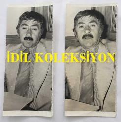 TEKİN AKMANSOY'UN ORİJİNAL 2'Lİ FOTOĞRAF SETİ - 12 x  5 cm EBADINDA - TEKİN AKMANSOY KADRAJA POZ VERİRKEN ÇEKİLMİŞ 2 FARKLI KARE