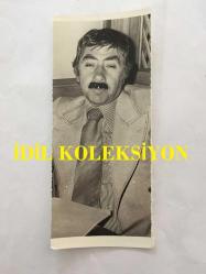 TEKİN AKMANSOY'UN ORİJİNAL 2'Lİ FOTOĞRAF SETİ - 12 x  5 cm EBADINDA - TEKİN AKMANSOY KADRAJA POZ VERİRKEN ÇEKİLMİŞ 2 FARKLI KARE