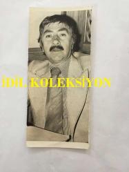 TEKİN AKMANSOY'UN ORİJİNAL 2'Lİ FOTOĞRAF SETİ - 12 x  5 cm EBADINDA - TEKİN AKMANSOY KADRAJA POZ VERİRKEN ÇEKİLMİŞ 2 FARKLI KARE