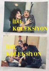 TEKİN AKMANSOY'UN ORİJİNAL 2'Lİ FOTOĞRAF SETİ - 12 x  9 cm EBADINDA - TEKİN AKMANSOY ''BAYRAM ARMAĞANI'' ADLI TİYATRO OYUNUNDA ARKADAŞLARIYLA SAHNEDEYKEN ÇEKİLMİŞ 2 FARKLI KARE