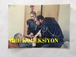 TEKİN AKMANSOY'UN ORİJİNAL 2'Lİ FOTOĞRAF SETİ - 12 x  9 cm EBADINDA - TEKİN AKMANSOY ''BAYRAM ARMAĞANI'' ADLI TİYATRO OYUNUNDA ARKADAŞLARIYLA SAHNEDEYKEN ÇEKİLMİŞ 2 FARKLI KARE
