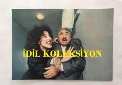 TEKİN AKMANSOY'UN ORİJİNAL 2'Lİ FOTOĞRAF SETİ - 12 x  9 cm EBADINDA - TEKİN AKMANSOY ''BAYRAM ARMAĞANI'' ADLI TİYATRO OYUNUNDA ARKADAŞLARIYLA SAHNEDEYKEN ÇEKİLMİŞ 2 FARKLI KARE