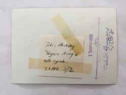 TEKİN AKMANSOY'UN ORİJİNAL 2'Lİ FOTOĞRAF SETİ - 12 x  9 cm EBADINDA - TEKİN AKMANSOY ''BAYRAM ARMAĞANI'' ADLI TİYATRO OYUNUNDA ARKADAŞLARIYLA SAHNEDEYKEN ÇEKİLMİŞ 2 FARKLI KARE