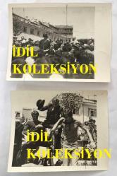 TEKİN AKMANSOY'UN ORİJİNAL 2'Lİ FOTOĞRAF SETİ - 15 x  12 cm EBADINDA - TEKİN AKMANSOY, NURİ KANTAR ROLÜYLE HALKIN ARASINDA KONUŞMA YAPIP OMUZLARDA TAŞINIRKEN ÇEKİLMİŞ 2 FARKLI KARE