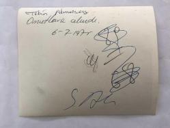 TEKİN AKMANSOY'UN ORİJİNAL 2'Lİ FOTOĞRAF SETİ - 15 x  12 cm EBADINDA - TEKİN AKMANSOY, NURİ KANTAR ROLÜYLE HALKIN ARASINDA KONUŞMA YAPIP OMUZLARDA TAŞINIRKEN ÇEKİLMİŞ 2 FARKLI KARE