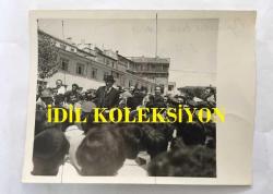 TEKİN AKMANSOY'UN ORİJİNAL 2'Lİ FOTOĞRAF SETİ - 15 x  12 cm EBADINDA - TEKİN AKMANSOY, NURİ KANTAR ROLÜYLE HALKIN ARASINDA KONUŞMA YAPIP OMUZLARDA TAŞINIRKEN ÇEKİLMİŞ 2 FARKLI KARE