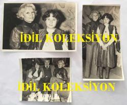 TEKİN AKMANSOY'UN ORİJİNAL 3'LÜ FOTOĞRAF SETİ - 18 x  12 cm, 18 x 9 cm ve 12 x 10 cm EBADINDA - TEKİN AKMANSOY, EŞİ MERAL AKMANSOY ve KIZLARI ARZU AKMANSOY İLE BİR MEKANDA  BİRLİKTE HATIRA POZU VERİRKEN ÇEKİLMİŞ 3 FARKLI KARE