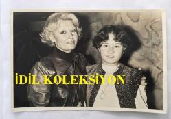 TEKİN AKMANSOY'UN ORİJİNAL 3'LÜ FOTOĞRAF SETİ - 18 x  12 cm, 18 x 9 cm ve 12 x 10 cm EBADINDA - TEKİN AKMANSOY, EŞİ MERAL AKMANSOY ve KIZLARI ARZU AKMANSOY İLE BİR MEKANDA  BİRLİKTE HATIRA POZU VERİRKEN ÇEKİLMİŞ 3 FARKLI KARE