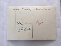 TEKİN AKMANSOY'UN ORİJİNAL 3'LÜ FOTOĞRAF SETİ - 18 x  12 cm, 18 x 9 cm ve 12 x 10 cm EBADINDA - TEKİN AKMANSOY, EŞİ MERAL AKMANSOY ve KIZLARI ARZU AKMANSOY İLE BİR MEKANDA  BİRLİKTE HATIRA POZU VERİRKEN ÇEKİLMİŞ 3 FARKLI KARE