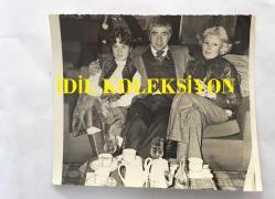 TEKİN AKMANSOY'UN ORİJİNAL 3'LÜ FOTOĞRAF SETİ - 18 x  12 cm, 18 x 9 cm ve 12 x 10 cm EBADINDA - TEKİN AKMANSOY, EŞİ MERAL AKMANSOY ve KIZLARI ARZU AKMANSOY İLE BİR MEKANDA  BİRLİKTE HATIRA POZU VERİRKEN ÇEKİLMİŞ 3 FARKLI KARE