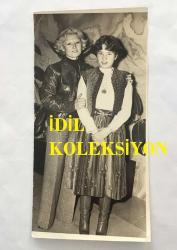 TEKİN AKMANSOY'UN ORİJİNAL 3'LÜ FOTOĞRAF SETİ - 18 x  12 cm, 18 x 9 cm ve 12 x 10 cm EBADINDA - TEKİN AKMANSOY, EŞİ MERAL AKMANSOY ve KIZLARI ARZU AKMANSOY İLE BİR MEKANDA  BİRLİKTE HATIRA POZU VERİRKEN ÇEKİLMİŞ 3 FARKLI KARE