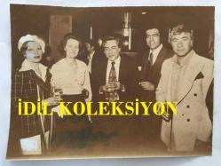 TEKİN AKMANSOY'UN AJANS BASIMI FOTOĞRAFI (KAĞIT BASKI) - 16 x  12 cm EBADINDA - TEKİN AKMANSOY SANATÇI DOSTLARIYLA BİRLİKTE POZ VERİRKEN