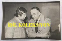 TEKİN AKMANSOY'UN AJANS BASIMI FOTOĞRAFI (KAĞIT BASKI) - 18 x  12 cm EBADINDA - TEKİN AKMANSOY SOHBET EDERKEN ÇEKİLMİŞ BİR KARE, 1974