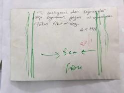 TEKİN AKMANSOY'UN AJANS BASIMI FOTOĞRAFI (KAĞIT BASKI) - 18 x  12 cm EBADINDA - TEKİN AKMANSOY SOHBET EDERKEN ÇEKİLMİŞ BİR KARE, 1974