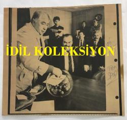 TEKİN AKMANSOY'UN AJANS BASIMI FOTOĞRAFI (KAĞIT BASKI) - 18 x  17 cm EBADINDA - TEKİN AKMANSOY KURA ÇEKERKEN KAYDEDİLMİŞ BİR KARE