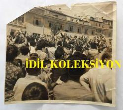 TEKİN AKMANSOY'UN ORİJİNAL FOTOĞRAFI - 19 x  18 cm EBADINDA - TEKİN AKMANSOY ROL İCABI HALKA KONUŞMA YAPARKEN ÇEKİLMİŞ BİR KARE