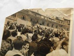 TEKİN AKMANSOY'UN ORİJİNAL FOTOĞRAFI - 19 x  18 cm EBADINDA - TEKİN AKMANSOY ROL İCABI HALKA KONUŞMA YAPARKEN ÇEKİLMİŞ BİR KARE