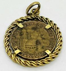 Almanya, Münih 1972 Yaz Olimpiyatları/XX Münih Olimpiyatları ve Şehir Simgeleri Temalı Hatıra Madalyon. Özel Tasarımlı Olarak Kolye Haline Getirilmiştir. Ön Yüzünde; Olimpiyat Oyunları Halkaları ve Münih Yazısı İle Tarih Yer Alır. Arka Yüzünde; Frauen Kirche/Kadınlar Kilisesi ve Münih'in En Eski Kilisesi Aziz Petrus Kilisesi Yer Almaktadır. 1972. Madalyon Kısmı; Bronz. Burmalı Kolye Çerçeve Kısmı; 