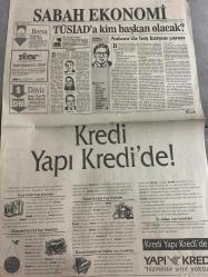 SABAH EKONOMİ GAZETESİ DOĞUM GÜNÜ HEDİYESİ  - 3 EKİM 1992-Osman Ulagay-Meriç Korkut-Bülent Eczacıbaşı-Cem Boyner-Halis Komili-Nedim Özkan-Şelale Kadak-Meral Tamer-Bilal Çetin-Fethi Ağalar  TÜSİAD’a kim başkan olacak-Ankara’da beş kurşun yarası-Kredi Yapı Kredi’de-Endeks 4 binin altına döndü-Çimentaş garantili geliyor-Hazine’den büyük satış-Kısa hesaplar büyük karları kaybettirir-Baba’nın 500 günlük programı çöküyor-Alarko Alsim adlı şirketini Rusya’ya taşıyor-İmar 4 bin hisse senedini geri vermiyor-İmar Nasaş’ın ipini çekti-Vergi reform paketi için özel komisyon-Belediyelere yeni soluk-Toplu Konut’tan siyasi kredi-Yeni Demirel’in bankası açıldı-ILO standardında sınıfta kaldık-BMW taklitlerine savaş açtı-El telefonu ile faks birleşti-Uğur böceği çiftçinin dostu ortak görümünü seçti-35 milyarlık mülkünü bilardo salonu yaptı-Rüşvet değil dolandırıcılık-Moskova’da serbest piyasa opereti-Türkiye’de dolup Almanya’da taşan ressam-Fransızlar su gibi şarap içiyor-Irak ambargosu isyan ettirdi-