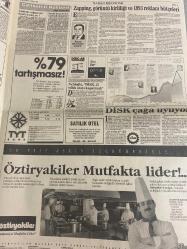 SABAH EKONOMİ GAZETESİ DOĞUM GÜNÜ HEDİYESİ  - 7 EKİM 1992-Michael Jackson-Şelale Kadak-Atilla Özsever-Oya Erenberkioğlu-Osman Ulagay-Tuncer Biçgiloglu-Meral Tamer  Michael’dan Swiss ile The Marmara da tokat yedi-Televizyonun eski etkisi artık kalmadı-MESS’ten mutfağa endeksli zam önerisi-Liderlerin çakmakları dert oldu-Maliyede deprem 47 defterdar değişiyor-Çiller’e raporla cevap-Özal’ın vizyonu gerçekleşebilir mi-Transtürk tepetaklak-Aracı kurum borsası oluştu-Hisse senedine rağbet artıyor-Avrupalı hisse senedi aşığı-Gösterge rakamının hesabı yanlış mı-Emekli ikramiyesine nasıl hak kazanırım-Zapping görüntü kirliliği ve 1993 reklam bütçeleri-Nebioğlu DİSK 12 yıllık arayı kapatmalı-Kargo ile mal taşırken 2 kez düşünün-Ismarlanan bilgisayar yerine demodesi geldi-Giyside etiket ensede olmamalı-Konut fonu yatırırken de bankayı iyi seçin-Sandıviç büfesi gibi döviz büfesi açılıyor  Karikatür isimleri ve çizerler: MESS mutfak karikatürü-Liderlerin çakmakları karikatürü