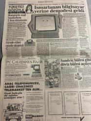 SABAH EKONOMİ GAZETESİ DOĞUM GÜNÜ HEDİYESİ  - 7 EKİM 1992-Michael Jackson-Şelale Kadak-Atilla Özsever-Oya Erenberkioğlu-Osman Ulagay-Tuncer Biçgiloglu-Meral Tamer  Michael’dan Swiss ile The Marmara da tokat yedi-Televizyonun eski etkisi artık kalmadı-MESS’ten mutfağa endeksli zam önerisi-Liderlerin çakmakları dert oldu-Maliyede deprem 47 defterdar değişiyor-Çiller’e raporla cevap-Özal’ın vizyonu gerçekleşebilir mi-Transtürk tepetaklak-Aracı kurum borsası oluştu-Hisse senedine rağbet artıyor-Avrupalı hisse senedi aşığı-Gösterge rakamının hesabı yanlış mı-Emekli ikramiyesine nasıl hak kazanırım-Zapping görüntü kirliliği ve 1993 reklam bütçeleri-Nebioğlu DİSK 12 yıllık arayı kapatmalı-Kargo ile mal taşırken 2 kez düşünün-Ismarlanan bilgisayar yerine demodesi geldi-Giyside etiket ensede olmamalı-Konut fonu yatırırken de bankayı iyi seçin-Sandıviç büfesi gibi döviz büfesi açılıyor  Karikatür isimleri ve çizerler: MESS mutfak karikatürü-Liderlerin çakmakları karikatürü