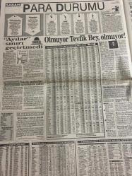 SABAH EKONOMİ GAZETESİ DOĞUM GÜNÜ HEDİYESİ  - 10 TEMMUZ 1992-Cavit Çağlar-Ali Demirel-Abdi İpekçi-Ahmet Güner-Oya Erberberoğlu-Şelale Kadak-Atilla Özsever-Erdogan Aslıyüce-Meral Tamer-Nurdan Bernard-Bernard Tapie  Herkes Cavit Çağlar modeli istiyor-Ramada zor durumda-TEM’e benzin istasyonu ne zaman yapılacak-Sürücülere müjde otoyol adımlanıyor-Memur sendikalı olursa baskı grubu oluşturur-Boeing kendi evinde vuruldu-21 milyonuncu Volkswagen kaplumbağa üretildi-BMW’nin M3 modeli Eylül’de satışa çıkıyor-”Ayılar” sınırı geçirtmedi-Olmuyor Tevfik Bey olmuyor-Bağ-Kur emekli aylığı yüzde 60’tan başlar-Kırgızistan Ataerkil boydan kadın devletine-İşçiyim ama Türk’üm-At sırtında giden ve uçakla dönen kardeş-DEİK’te neler oluyor-Asıl heykeli dikilecek bakan Çiller değil Oral-Önce Gökova taşınsın-Sıradışı 2 davet-Bernard Tapie alıyor satıyor alıyor satıyor  Karikatür isimleri ve çizerler: Ramada karikatürü