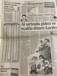 SABAH EKONOMİ GAZETESİ DOĞUM GÜNÜ HEDİYESİ  - 10 TEMMUZ 1992-Cavit Çağlar-Ali Demirel-Abdi İpekçi-Ahmet Güner-Oya Erberberoğlu-Şelale Kadak-Atilla Özsever-Erdogan Aslıyüce-Meral Tamer-Nurdan Bernard-Bernard Tapie  Herkes Cavit Çağlar modeli istiyor-Ramada zor durumda-TEM’e benzin istasyonu ne zaman yapılacak-Sürücülere müjde otoyol adımlanıyor-Memur sendikalı olursa baskı grubu oluşturur-Boeing kendi evinde vuruldu-21 milyonuncu Volkswagen kaplumbağa üretildi-BMW’nin M3 modeli Eylül’de satışa çıkıyor-”Ayılar” sınırı geçirtmedi-Olmuyor Tevfik Bey olmuyor-Bağ-Kur emekli aylığı yüzde 60’tan başlar-Kırgızistan Ataerkil boydan kadın devletine-İşçiyim ama Türk’üm-At sırtında giden ve uçakla dönen kardeş-DEİK’te neler oluyor-Asıl heykeli dikilecek bakan Çiller değil Oral-Önce Gökova taşınsın-Sıradışı 2 davet-Bernard Tapie alıyor satıyor alıyor satıyor  Karikatür isimleri ve çizerler: Ramada karikatürü
