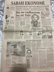SABAH EKONOMİ GAZETESİ DOĞUM GÜNÜ HEDİYESİ  - 1 EYLÜL 1992-Pınar Çiçek-Ercan İnan-Osman Ulagay-Nedim Özkan-Atilla Özsever-İstabul Siyasal Yorum-Batuhan Hamamcıoğlu-Prof. Dr. Alpin Kemal Dağsöz-Yücel Gülgöz  Deterjancılar iki aydır zam yapmaya korkuyor-Bu ne enflasyon bu ne faiz-Milli gelirde katrilyona doğru-Faisal Finans sahte fatura çıktı-Terör Çiller’in kaygıları ve faizler-Borsa Çiller’e minnettar-Büyük holdingleri eleştiren işadamı-Tekstikçiler için spot ve stok merkezi kuruldu-Maliyet 500 lira ama üretici domatesi 200 liraya bile satamadı-Japon mucizesi uçurumun eşiğinde-Demirel KEİ kimseye rakip değildir-Bilgisayar hastanesi bugün açılıyor-Rusya ile kara ulaştırması anlaşması-Eryaman’da konut ticaretine önlem  Karikatür isimleri ve çizerler: Enflasyon-faiz karikatürü - İdil Koleksiyon