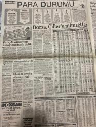 SABAH EKONOMİ GAZETESİ DOĞUM GÜNÜ HEDİYESİ  - 1 EYLÜL 1992-Pınar Çiçek-Ercan İnan-Osman Ulagay-Nedim Özkan-Atilla Özsever-İstabul Siyasal Yorum-Batuhan Hamamcıoğlu-Prof. Dr. Alpin Kemal Dağsöz-Yücel Gülgöz  Deterjancılar iki aydır zam yapmaya korkuyor-Bu ne enflasyon bu ne faiz-Milli gelirde katrilyona doğru-Faisal Finans sahte fatura çıktı-Terör Çiller’in kaygıları ve faizler-Borsa Çiller’e minnettar-Büyük holdingleri eleştiren işadamı-Tekstikçiler için spot ve stok merkezi kuruldu-Maliyet 500 lira ama üretici domatesi 200 liraya bile satamadı-Japon mucizesi uçurumun eşiğinde-Demirel KEİ kimseye rakip değildir-Bilgisayar hastanesi bugün açılıyor-Rusya ile kara ulaştırması anlaşması-Eryaman’da konut ticaretine önlem  Karikatür isimleri ve çizerler: Enflasyon-faiz karikatürü