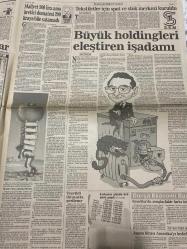 SABAH EKONOMİ GAZETESİ DOĞUM GÜNÜ HEDİYESİ  - 1 EYLÜL 1992-Pınar Çiçek-Ercan İnan-Osman Ulagay-Nedim Özkan-Atilla Özsever-İstabul Siyasal Yorum-Batuhan Hamamcıoğlu-Prof. Dr. Alpin Kemal Dağsöz-Yücel Gülgöz  Deterjancılar iki aydır zam yapmaya korkuyor-Bu ne enflasyon bu ne faiz-Milli gelirde katrilyona doğru-Faisal Finans sahte fatura çıktı-Terör Çiller’in kaygıları ve faizler-Borsa Çiller’e minnettar-Büyük holdingleri eleştiren işadamı-Tekstikçiler için spot ve stok merkezi kuruldu-Maliyet 500 lira ama üretici domatesi 200 liraya bile satamadı-Japon mucizesi uçurumun eşiğinde-Demirel KEİ kimseye rakip değildir-Bilgisayar hastanesi bugün açılıyor-Rusya ile kara ulaştırması anlaşması-Eryaman’da konut ticaretine önlem  Karikatür isimleri ve çizerler: Enflasyon-faiz karikatürü
