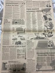 SABAH EKONOMİ GAZETESİ DOĞUM GÜNÜ HEDİYESİ  - 1 EYLÜL 1992-Pınar Çiçek-Ercan İnan-Osman Ulagay-Nedim Özkan-Atilla Özsever-İstabul Siyasal Yorum-Batuhan Hamamcıoğlu-Prof. Dr. Alpin Kemal Dağsöz-Yücel Gülgöz  Deterjancılar iki aydır zam yapmaya korkuyor-Bu ne enflasyon bu ne faiz-Milli gelirde katrilyona doğru-Faisal Finans sahte fatura çıktı-Terör Çiller’in kaygıları ve faizler-Borsa Çiller’e minnettar-Büyük holdingleri eleştiren işadamı-Tekstikçiler için spot ve stok merkezi kuruldu-Maliyet 500 lira ama üretici domatesi 200 liraya bile satamadı-Japon mucizesi uçurumun eşiğinde-Demirel KEİ kimseye rakip değildir-Bilgisayar hastanesi bugün açılıyor-Rusya ile kara ulaştırması anlaşması-Eryaman’da konut ticaretine önlem  Karikatür isimleri ve çizerler: Enflasyon-faiz karikatürü