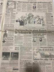 SABAH EKONOMİ GAZETESİ DOĞUM GÜNÜ HEDİYESİ  - 9 EYLÜL 1992-Ercan İnan-Adil Korkut-Meral Tamer-Şelale Kadak-Belma Basanak-Tuncer Biçigloğlu-Osman Ulagay-Nedim Özkan  800 milyarlık hayali teminat veren işadamı kim-Serbest piyasanın babası öldü-Mektuplarım ölüyücektir-Dünürlük başka rekabet başka-Liberal Görüş’ün iman savaşını kaybettik-Borsa’da çıkış rüzgarı esti-Devletin gözü cebimizde-Dolar kötü çarptı-Kurumsal ağırlığı pekiştirmek-Turizmcilerin gözü Kuleli ile Selimiye’de-Maslak’ta arziye 50 milyon dolarlık kompleks-Şekere bir yılda yüzde 98 zam-En fazla 40 vatlık ampul kullanılmalı-Veresiye külot olur mu-Iglesias’ı dinleyemeden 600 bin liramız gitti-Enflasyon ve Maliye maaşı kemiriyor-Dünya’ya artık moda satıyoruz  Karikatür isimleri ve çizerler: Serbest piyasanın babası karikatürü