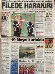 SABAH GAZETESİ DOĞUM GÜNÜ HEDİYESİ - 8 TEMMUZ 2001- TAM TAKIM 40 SAYFADIR -Köhler-Ecevit-Hülya Avşar-Kaya Çilingiroğlu-Lucescu-Sergen-Jardel-Hagi-Zidane-Sedat Doğan-Berkant Göktan-Arif Erdem-Hakan Bayraktar-Rapaic-Aziz Yıldırım-Denizli-Baev-Sezer-Bayındır-Bakan Ünlü-Morand-Trabzonspor-Hamza Turan Ayberk-Hülya Karabağlı-Güngör Mengü  Futbol evinize geliyor-İşte IMF’nin son uyarısı-Ecevit’ten yaylım ateşi-Hülya hiç bu kadınla aldatılır mı-Sergen’e nota-Aslan’da Jardel paniği-Yeniler gözdağı veriyor-Arif olan anlar-Hagi’nin yerine tek care Zidane-Gençliğin ihtilali-İşi Cavcav bitirecek-Rapaic’in derdi para-Fener turp gibi-İlhan&Tümer resti-Filede harakiri-19 Mayıs kurtuldu-Basketçiler Almanya’ya-Polis müdürünü barda vurdular-Oksijen çadırında nara-Cesede naftalin-Erdal Bilallar-Necdet Çokan-ABD-Polis-Rus sevgilisi-Cem Uzan-Aylin Üstündağ  1.5 yıl daha bekleyeceğiz-ABD fay hattını uydudan izliyor-Eğitim yap-boz değil-Polis Rus sevgilisini öldürüp intihar etti-Bu mu adalet-IMF’ye kırmızı ka