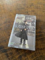 KADİR İPEK - GÖÇ - KASET (JELATİNİNDE)