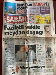 SABAH GAZETESİ DOĞUM GÜNÜ HEDİYESİ - 8 ARALIK 1999 -TAM TAKIM 34 SAYFADIR -Hatipoğlu-Haşim Kılıç-Cakıcı-Gençay Güçlü-Natali-Rauf Tamer-Ahmet Vardar-Salih Memecan-Serdar-Saffet-Osman-Bruno-Terim-Vedat-Popescu-Mustafa Sarıgül-Süreyya Serdengeçti-Sergen-Alpay-Zeman-Hüsnü Çil-Bahçeli-Demirel-Türkeş-Cevat Ayhan-Livaneli-Tülin Şahin-Faziletli vekile meydan dayağı-Başkent’i şok eden seçim-Türkiye’nin sabrı taştı-Aşiret cezaevi koğuşunu yaktı-Kartal yuvasında-Atina yumuşuyor-Küçük Baba’nın elleri titredi-Natali çok can yakacak-Fener’e büyük gözaltı-Başarı yetmez-Müthiş takas-Terim kazanacağız-Popescu’dan iyi haber-Şeker gibi kura-Sergen’in ipi çekildi-Sergen bombaladı-Alpay ben de giderim-Türkiye’de kapılar kapalı-Hedef saptırma-Bahçeli’den salvo-Bahçeli neye kızdı-Terörist başı idam edilmeli-İnsaf edin biraz-Prefabrikler çok edepsiz-Yeni Cindy’miz podyumda bayıldı-Müteahhitler Metris size ders olmadı mı-Livaneli unutulmayanlar-Bizimcity-Sizinkiler-Fatih Sultan Mehmet yine İstanbulda-Cihat Mat