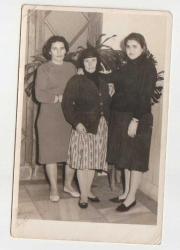 Efemera - 1970 Lİ YILLAR YAŞLI NİNE KADIN ANNANE VE KIZLARI GÖRSELLİ SİYAH BEYAZ FOTOĞRAF - kitantik - kitaLog