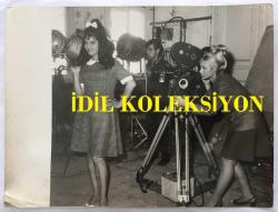 YEŞİLÇAM'IN KADIN YILDIZI FİGEN SAY'IN ORİJİNAL BÜYÜK BOY FOTOĞRAFI - 24 x 18 cm EBADINDA - FİGEN SAY ve PERVİN PAR SETTE KAMERA ARKASINDAYKEN ÇEKİLMİŞ BİR KARE