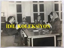 YEŞİLÇAM'IN KADIN YILDIZI FİGEN SAY'IN ORİJİNAL BÜYÜK BOY FOTOĞRAFI - 24 x 18 cm EBADINDA - FİGEN SAY YANINDAKİLERLE MASANIN YANINA OTURUP DUA EDERKEN ÇEKİLMİŞ BİR KARE ÇEKİLMİŞ BİR KARE