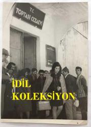YEŞİLÇAM'IN KADIN YILDIZI FİGEN SAY'IN ORİJİNAL BÜYÜK BOY FOTOĞRAFI - 21 x 15 cm EBADINDA - FİGEN SAY, TOPTAŞI CEZAEVİ KAPISI ÖNÜNDEYKEN ÇEKİLMİŞ BİR KARE