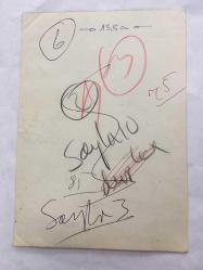YEŞİLÇAM'IN KADIN YILDIZI FİGEN SAY'IN ORİJİNAL BÜYÜK BOY FOTOĞRAFI - 21 x 15 cm EBADINDA - FİGEN SAY, TOPTAŞI CEZAEVİ KAPISI ÖNÜNDEYKEN ÇEKİLMİŞ BİR KARE