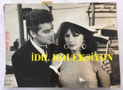 FİLİZ AKIN ve YEŞİLÇAM'IN YILDIZI EKREM BORA'NIN ORİJİNAL BÜYÜK BOY FOTOĞRAFI - 24 x 18 cm EBADINDA - EKREM BORA ve FİLİZ AKIN BİR YEŞİLÇAM FİLMİNDE AYNI KAREDELERKEN ÇEKİLMİŞ NET KALİTEDE BİR FOTOĞRAF
