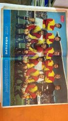 HAYAT HAFTALIK HABER MECMUA, DERGİSİ - ORTA SAYFA POSTER :  Çeyrek Finalde Ilk Türk Takımı: GÖZTEPE Avrupa Fuar Sehirleri Kupasında Türkiye'yi temsil eden, laminin sarskim takim, Atletico Madrid zaferinden sonra, Alsancak ta Yugoslav O. F. K. Beograd de 2-0 yenerek çeyrek finale yükseldi. 64 takımın katildi kupada takım arasına girmeyi hasararak Türk futbol tarihine altın bir sayla hediye eden Göztepe, yukarida Mithatpasa stadında bir maçtan önce HAYAT objektifi karşısında Ayaktakiler, soldan saga: Hüseyin, Nevzat. Fevai, Çağlayan, Halil, Al. Alt sira. soldan saga: Ertan, B. Mehmet, Nebmet, Ceyhan ve Gürsel Mobiloil - SIRA NO: 644 SAYI: 7 TARİH: 6 ŞUBAT 1969  HİKMET FERİDUN ES – MEHMET A. KAYABAL – DENİZ GÜDÜLLÜOĞLU – KÖKSAL TÜRK – VILDAN TETİK – NEZİH NEYZİ – NECİP SAĞLAM – ŞEVKET RADO – SABİHA TANSUĞ  GÖZTEPE: ÇEYREK FİNALDE İLK TÜRK TAKIMI – ORTA SAYFADA RENKLİ FOTOĞRAF – HAYAT MECMUASI 2. APARTMAN DAİRESİ KURASI – VILDAN TETİK’İN HİKÂYESİ – BOĞAZ KÖPR -  EKSİKSİZ TAM TAKIM 48 SAYFA