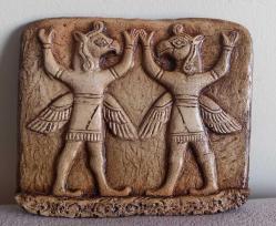 KARGAMIŞ EFSANESİNDEN MİTOLOJİK KAREKTER FİGÜRÜ. RÖLYEF ÇALIŞMA.  SERAMİK MALZEMEDEN YAPILMIŞ OLABİLİR.  2008 TARİHLERİNE AİT .  SIFIR GİBİ TEMİZ