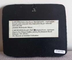 KARGAMIŞ EFSANESİNDEN MİTOLOJİK KAREKTER FİGÜRÜ. RÖLYEF ÇALIŞMA.  SERAMİK MALZEMEDEN YAPILMIŞ OLABİLİR.  2008 TARİHLERİNE AİT .  SIFIR GİBİ TEMİZ
