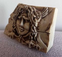 1999 TARİHLİ MİTOLOJİK EFSANEDEN MEDUSA KAREKTERİ BİRE BİR RÖLYEF ÇALIŞMASI. SERAMİK MALZEMEDEN YAPILMIŞ OLABİLİR.  GÜZEL KALİTELİ BİR ÇALIŞMA. KOLEKSİYONLUK