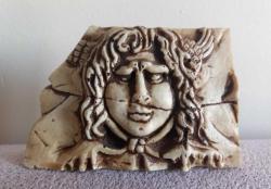 1999 TARİHLİ MİTOLOJİK EFSANEDEN MEDUSA KAREKTERİ BİRE BİR RÖLYEF ÇALIŞMASI. SERAMİK MALZEMEDEN YAPILMIŞ OLABİLİR.  GÜZEL KALİTELİ BİR ÇALIŞMA. KOLEKSİYONLUK